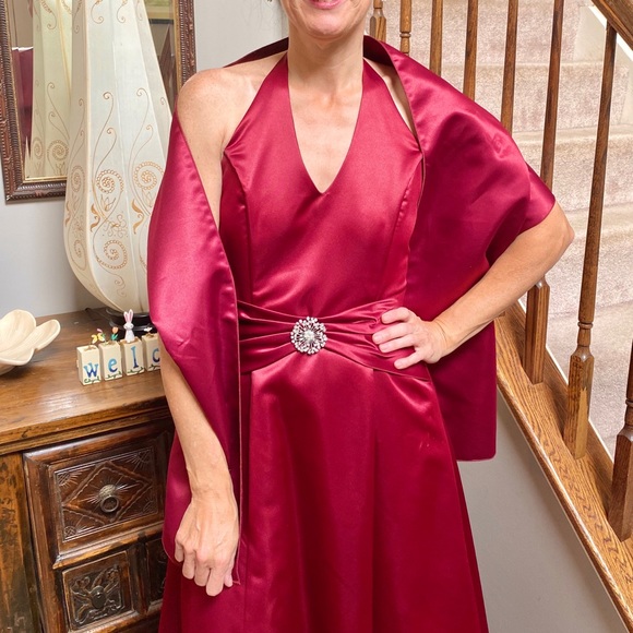 Burgundy Evening Gown - Picture 4 of 4